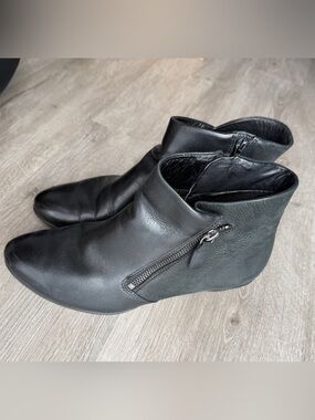 Ecco Black Leather Ankle Booties with Side Zip